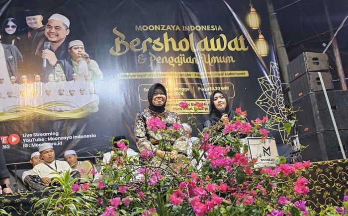 Hadiri Moonzaya Bersholawat, Risma Bercerita soal Penutupan Dolly Hadiri Moonzaya Bersholawat, Risma Bercerita soal Penutupan Dolly