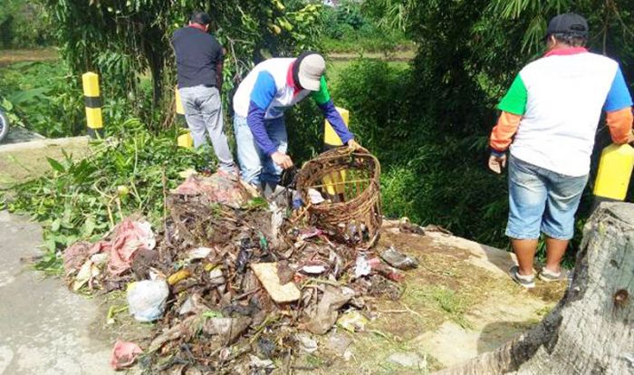 Antisipasi Banjir di Kota Batu, RCL Bersihkan Sampah Kali Amrong