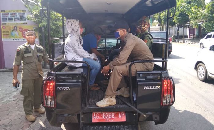 Siang Bolong Asyik Indehoi di Hotel, 2 Pasangan Muda-mudi Digaruk Satpol PP Kota Kediri Siang Bolong Asyik Indehoi di Hotel, 2 Pasangan Muda-mudi Digaruk Satpol PP Kota Kediri