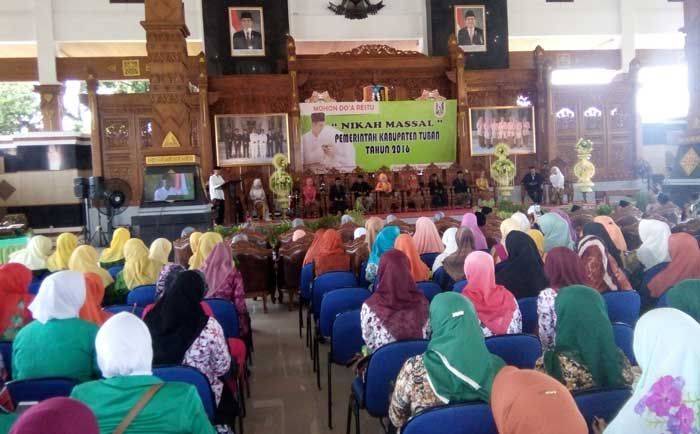 6 Pasangan Ikuti Nikah Massal di Pendopo Tuban 6 Pasangan Ikuti Nikah Massal di Pendopo Tuban