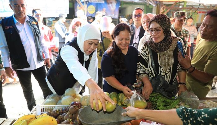 Pantau Bapok di Pasar Krian, Khofifah: Stok Aman, Harga Stabil, Bahkan Cenderung Turun
