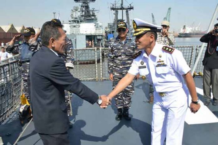 Tiba di Dermaga Karachi, KRI Sultan Iskandar Muda - 367 Disambut Angkatan Laut Pakistan Tiba di Dermaga Karachi, KRI Sultan Iskandar Muda - 367 Disambut Angkatan Laut Pakistan