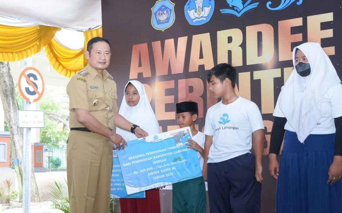 Jamin Pemerataan Pendidikan, Pemkab Lamongan Kucurkan Beasiswa Rp6,4 Miliar Jamin Pemerataan Pendidikan, Pemkab Lamongan Kucurkan Beasiswa Rp6,4 Miliar