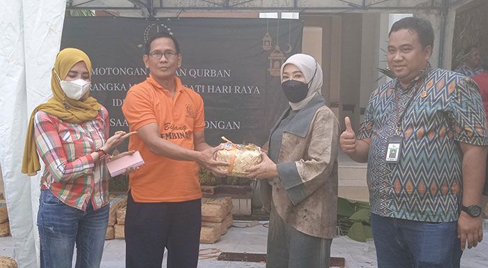 Kejari Lamongan Salurkan 150 Kantong Daging Kurban saat Idul Adha 1443 H Kejari Lamongan Salurkan 150 Kantong Daging Kurban saat Idul Adha 1443 H