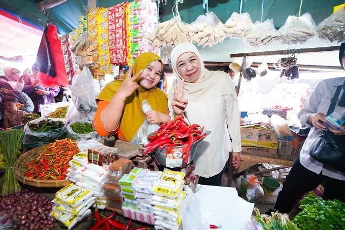 Masih Aktif ke Pasar Jelang Debat Kedua, Khofifah: Insya Allah Kami Siap dan On The Right Track Masih Aktif ke Pasar Jelang Debat Kedua, Khofifah: Insya Allah Kami Siap dan On The Right Track