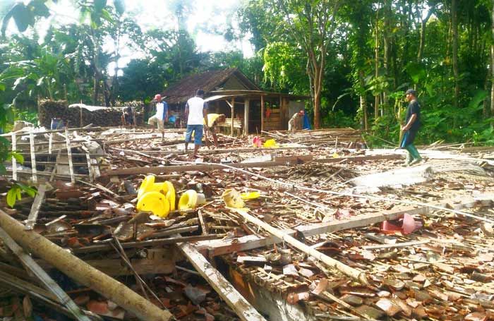 Kandang di Jogorogo Ambruk, Ratusan 