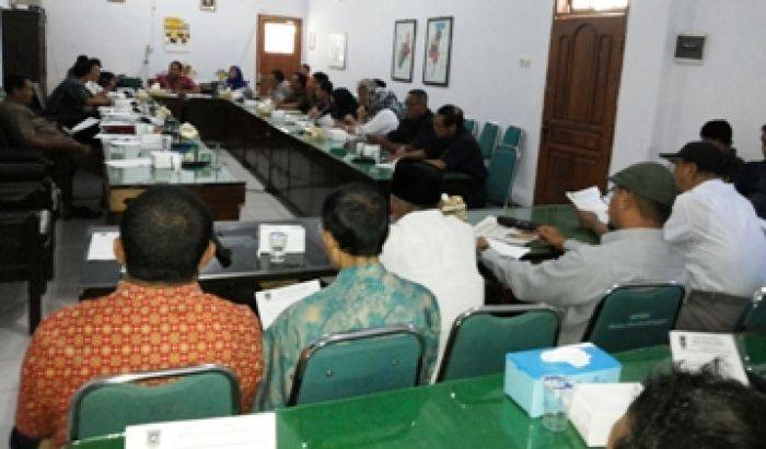 5 Bulan Tak Gajian, 12 Pegawai SPBU Mengadu ke Dewan Kota Probolinggo 5 Bulan Tak Gajian, 12 Pegawai SPBU Mengadu ke Dewan Kota Probolinggo