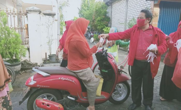 Peduli Dampak COVID-19, PDIP Gresik Bagi Ribuan Masker, Sembako, Hingga Ratusan Bebek Ternak Peduli Dampak COVID-19, PDIP Gresik Bagi Ribuan Masker, Sembako, Hingga Ratusan Bebek Ternak