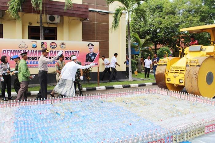Polres Pasuruan Musnahkan Ribuan Botol Miras dan Ratusan Knalpot Brong