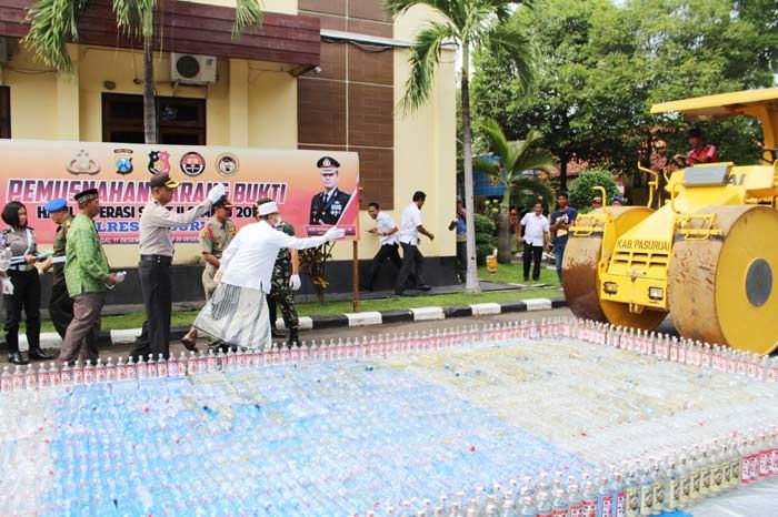 Polres Pasuruan Musnahkan Ribuan Botol Miras dan Ratusan Knalpot Brong Polres Pasuruan Musnahkan Ribuan Botol Miras dan Ratusan Knalpot Brong