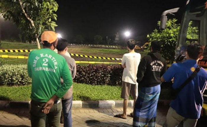 Pelanggar PPKM Darurat Dihukum Beri Makan ODGJ dan Saksikan Pemakaman di Keputih Surabaya Pelanggar PPKM Darurat Dihukum Beri Makan ODGJ dan Saksikan Pemakaman di Keputih Surabaya