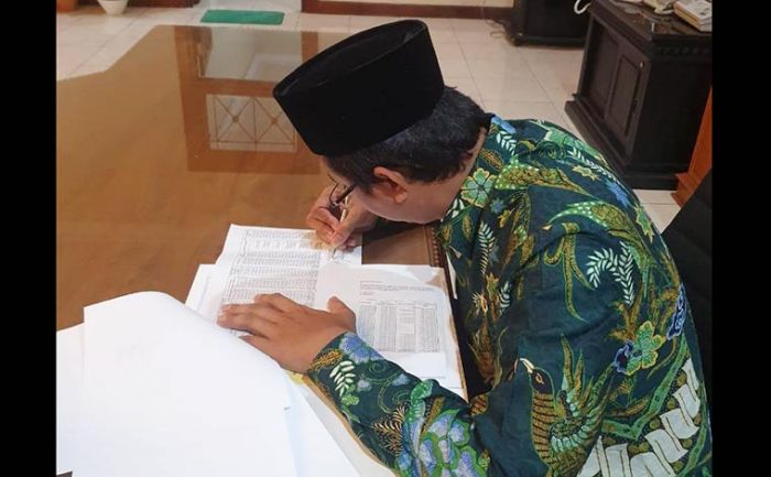 Tiga Jam Usai Dilantik, Gus Muhdlor Teken Perbup Percepat Aliran Dana ke Desa Tiga Jam Usai Dilantik, Gus Muhdlor Teken Perbup Percepat Aliran Dana ke Desa