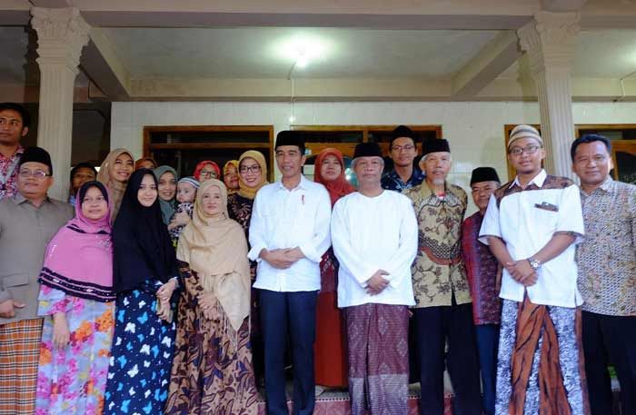 Disuguhi Puisi Santri, Presiden Ditagih Sepeda, Jokowi: Saya Tak Bawa Sepeda Disuguhi Puisi Santri, Presiden Ditagih Sepeda, Jokowi: Saya Tak Bawa Sepeda