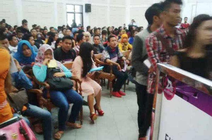 Peserta Audisi Dangdut Academy 3 di Surabaya Membludak Peserta Audisi Dangdut Academy 3 di Surabaya Membludak