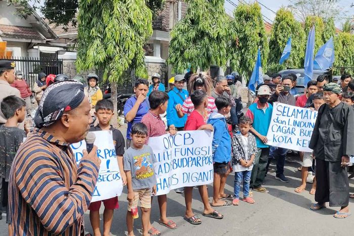 Libatkan Anak-anak, LSM Saroja Gelar Demo di Balai Kota Kediri Tuntut Copot Kepala Disbudparpora Libatkan Anak-anak, LSM Saroja Gelar Demo di Balai Kota Kediri Tuntut Copot Kepala Disbudparpora