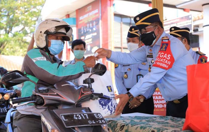 Kemenkumham Jatim Salurkan 4.300 Paket Sembako Untuk Masyarakat Terdampak Pandemi Kemenkumham Jatim Salurkan 4.300 Paket Sembako Untuk Masyarakat Terdampak Pandemi