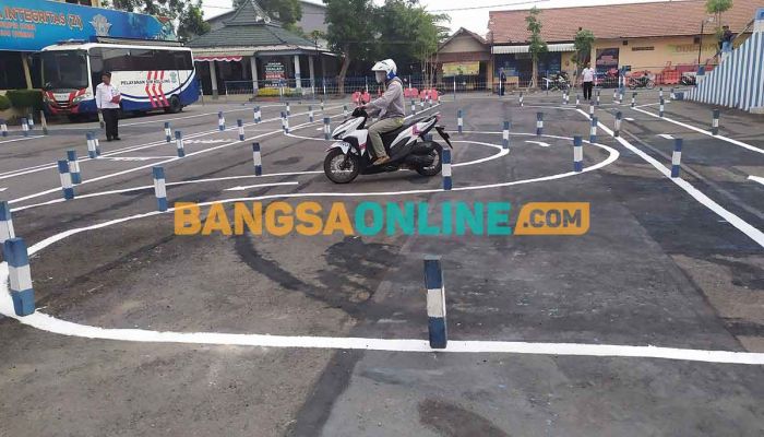 Jadi Lebih Mudah, Masyarakat Jombang Apresiasi Uji Praktik SIM C Tanpa Angka 8 Jadi Lebih Mudah, Masyarakat Jombang Apresiasi Uji Praktik SIM C Tanpa Angka 8