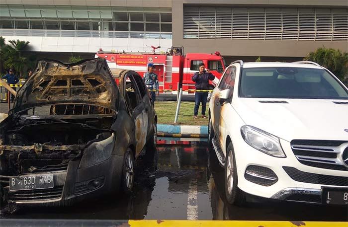 Mobil Terbakar di Parkiran Bandara Juanda Terminal 2