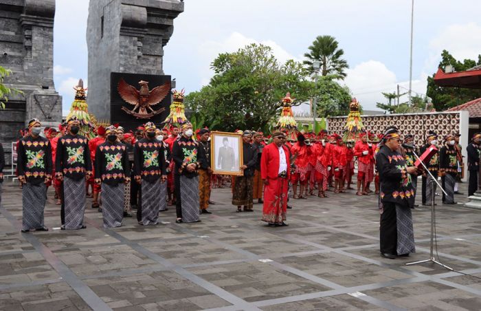 Upacara Budaya dan Kirab Gunungan Lima Warnai Puncak Grebek Pancasila di Kota Blitar Upacara Budaya dan Kirab Gunungan Lima Warnai Puncak Grebek Pancasila di Kota Blitar