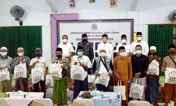 Bersama Kiai Makki Nasir, Anggota DPRD Jatim Dapil Madura Edukasi Warga Bangkalan Patuhi Prokes Bersama Kiai Makki Nasir, Anggota DPRD Jatim Dapil Madura Edukasi Warga Bangkalan Patuhi Prokes