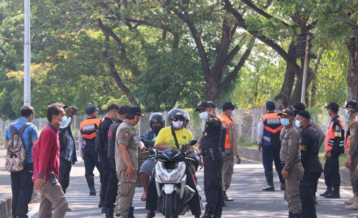 Satgas Covid-19 Surabaya Masifkan Pengawasan di Jembatan Suramadu pada Dini Hari Satgas Covid-19 Surabaya Masifkan Pengawasan di Jembatan Suramadu pada Dini Hari