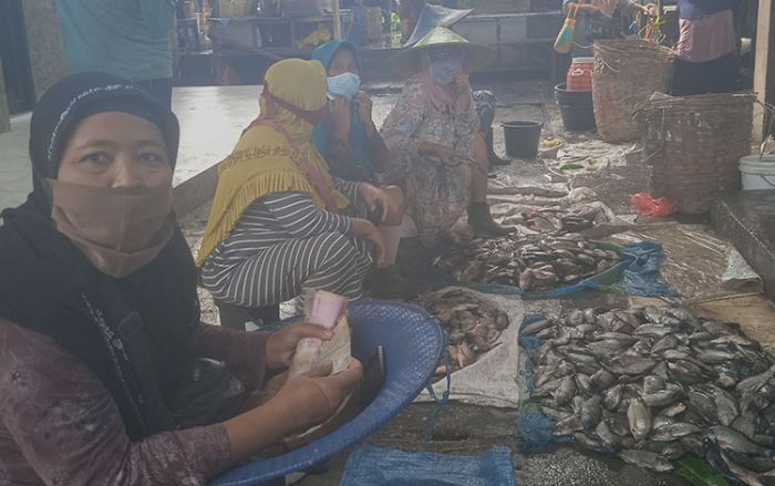 PPKM Darurat, Pedagang dan Pengunjung Pasar Ikan Lamongan Diimbau Tetap Patuhi Prokes