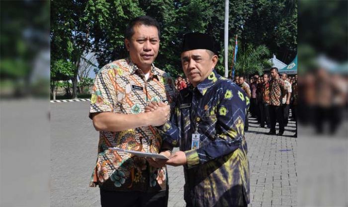 Sekda Gresik Serahkan 1.022 SK Kenaikan Pangkat PNS