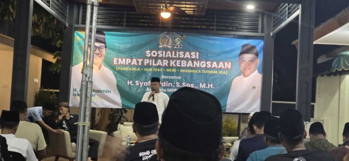 Anggota DPR Syafiuddin Sosialisasikan 4 Pilar Kebangsaan ke Komunitas Pemuda Bangkalan Anggota DPR Syafiuddin Sosialisasikan 4 Pilar Kebangsaan ke Komunitas Pemuda Bangkalan