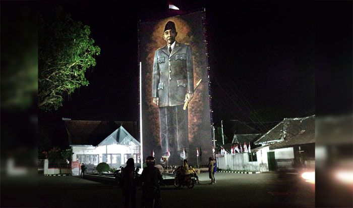 Peraih Rekor Muri Gelar Pameran Lukisan Bung Karno di Situs Ndalem Pojok Peraih Rekor Muri Gelar Pameran Lukisan Bung Karno di Situs Ndalem Pojok