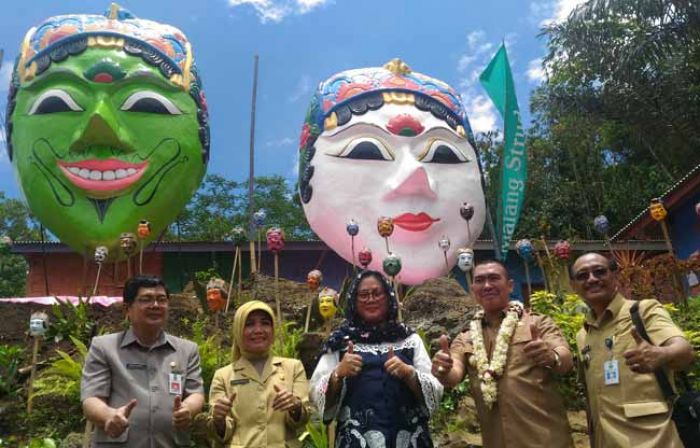 Jadikan Tlogowaru sebagai Desa Wisata, Pemkot Pasang Topeng Malangan Raksasa Jadikan Tlogowaru sebagai Desa Wisata, Pemkot Pasang Topeng Malangan Raksasa