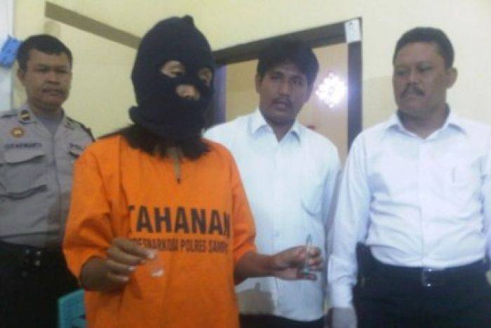 Ibu Rumah Tangga di Muktesareh Sampang Dicokok Polisi Karena Edarkan Sabu-sabu Ibu Rumah Tangga di Muktesareh Sampang Dicokok Polisi Karena Edarkan Sabu-sabu