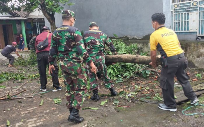 Pascaputing Beliung di Krian, Polisi dan TNI Kerja Bakti Bersama Warga Pascaputing Beliung di Krian, Polisi dan TNI Kerja Bakti Bersama Warga