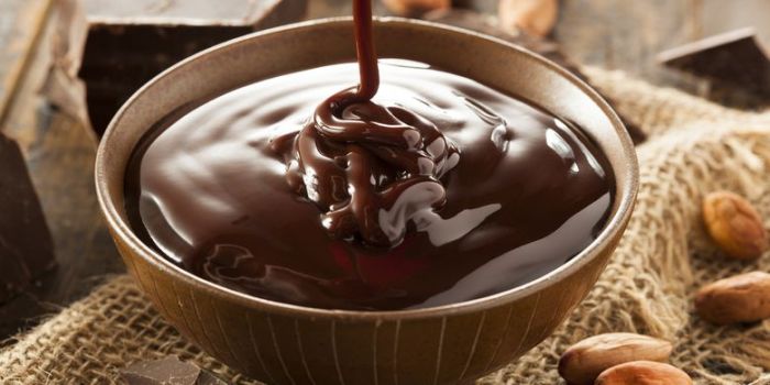 Cara Buat Saus Cokelat Glossy untuk Dessert atau Puding Cara Buat Saus Cokelat Glossy untuk Dessert atau Puding