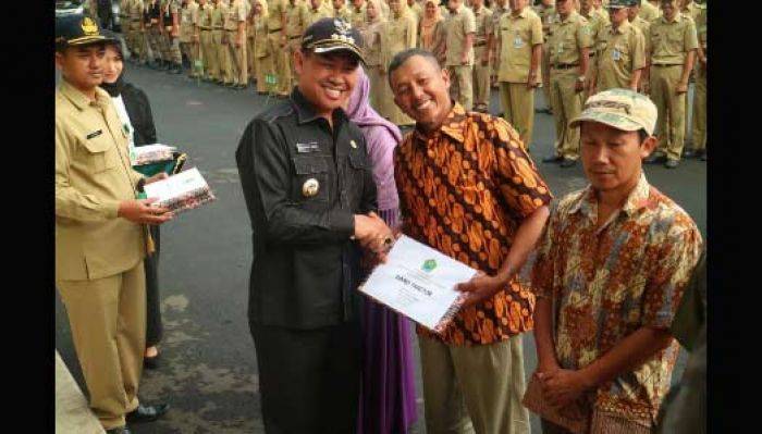 Wali Kota Malang Serahkan Bantuan pada 9 Poktan Wali Kota Malang Serahkan Bantuan pada 9 Poktan