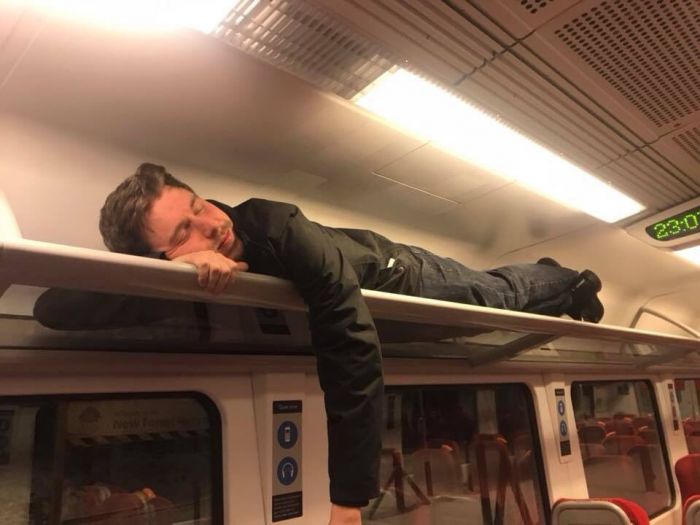 15 Jam Kereta Api Terjebak di Salju, Tidur di Rak Atas 15 Jam Kereta Api Terjebak di Salju, Tidur di Rak Atas