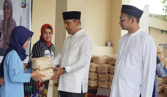 Pembagian Daging Kurban di Mapolres Blitar Gunakan Pembungkus Besek Bambu