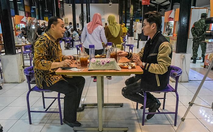 Bersama Melvin Tenggara, Wali Kota Eri Ajak Pengusaha Muda Nikmati Kuliner UMKM Surabaya Bersama Melvin Tenggara, Wali Kota Eri Ajak Pengusaha Muda Nikmati Kuliner UMKM Surabaya