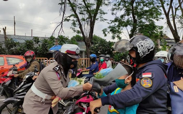 Hari Kasih Sayang, Polwan Satlantas Polresta Sidoarjo Bagikan Buket Masker ke Pengendara