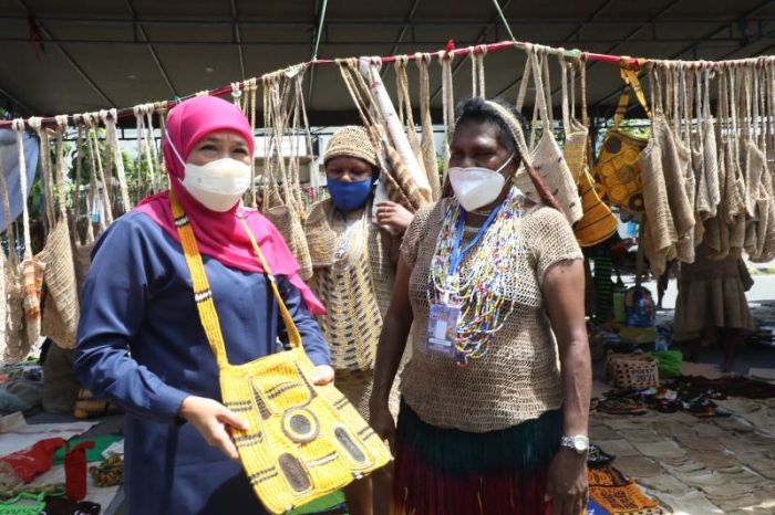 Ajak Atlet Beli Produk Papua, Khofifah Janji Undang Pelaku UMKM Papua di Pameran Dagang Jatim Ajak Atlet Beli Produk Papua, Khofifah Janji Undang Pelaku UMKM Papua di Pameran Dagang Jatim