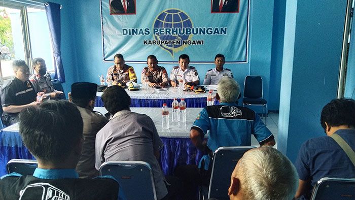Paguyuban Sopir Angkutan Umum di Ngawi Gelar Demo Di Kantor Dishub Paguyuban Sopir Angkutan Umum di Ngawi Gelar Demo Di Kantor Dishub