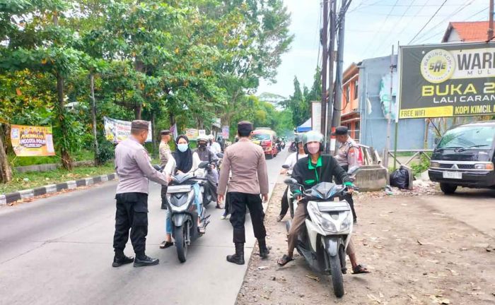 Polisi di Sidoarjo Edukasi Pentingnya Keselamatan Berkendara Polisi di Sidoarjo Edukasi Pentingnya Keselamatan Berkendara