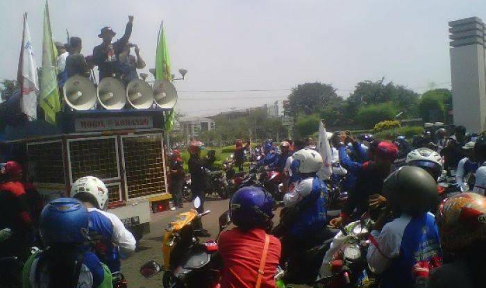 Jelang Berangkat ke Grahadi, Buruh Sidoarjo Bergantian Orasi