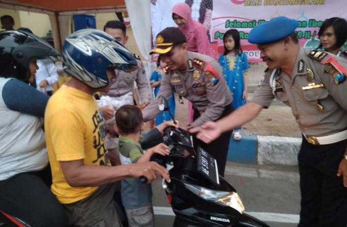 Polres Pacitan Sediakan Takjil Selama Bulan Suci Ramadhan Polres Pacitan Sediakan Takjil Selama Bulan Suci Ramadhan