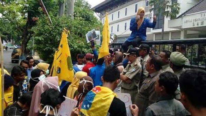 PMII Lamongan Demo Dewan dan Pemkab Gara-gara Banyak Mobdin Diganti Plat Hitam PMII Lamongan Demo Dewan dan Pemkab Gara-gara Banyak Mobdin Diganti Plat Hitam