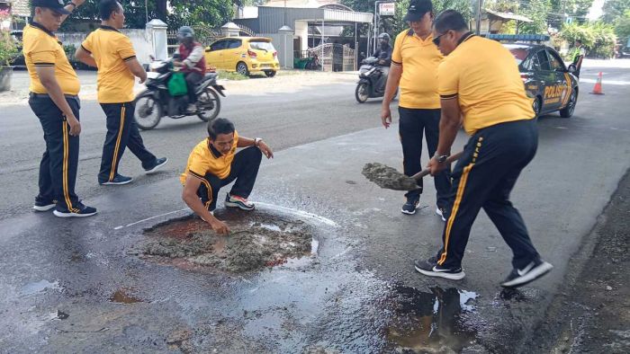 Polsek Balongbendo Tambal Jalan Berlubang