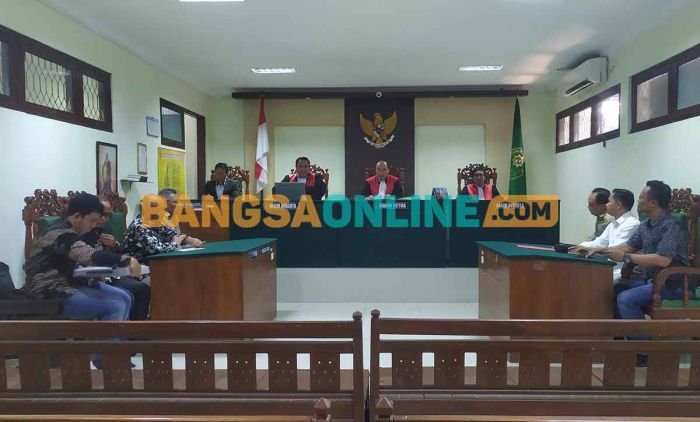 Sidang Gugatan Perdata di Jombang, Mantan Istri Ngaku Tak Diajak Berunding soal Pemakaman Sidang Gugatan Perdata di Jombang, Mantan Istri Ngaku Tak Diajak Berunding soal Pemakaman