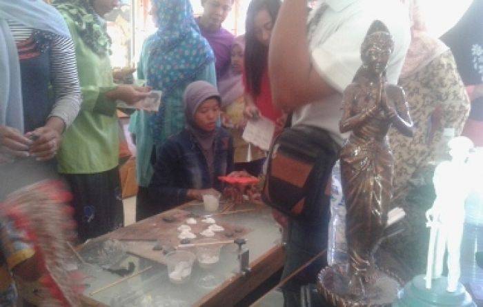 Ikut Pelatihan 5 hari, Warga Eks Lokalisasi Semampir Kota Kediri Sudah Kuasai 4 Jenis Kerajinan Ikut Pelatihan 5 hari, Warga Eks Lokalisasi Semampir Kota Kediri Sudah Kuasai 4 Jenis Kerajinan