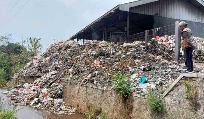 Sampah Menggunung di TPS3R di Kecamatan Kandangan Akan Dibawa ke TPA Sekoto Sampah Menggunung di TPS3R di Kecamatan Kandangan Akan Dibawa ke TPA Sekoto