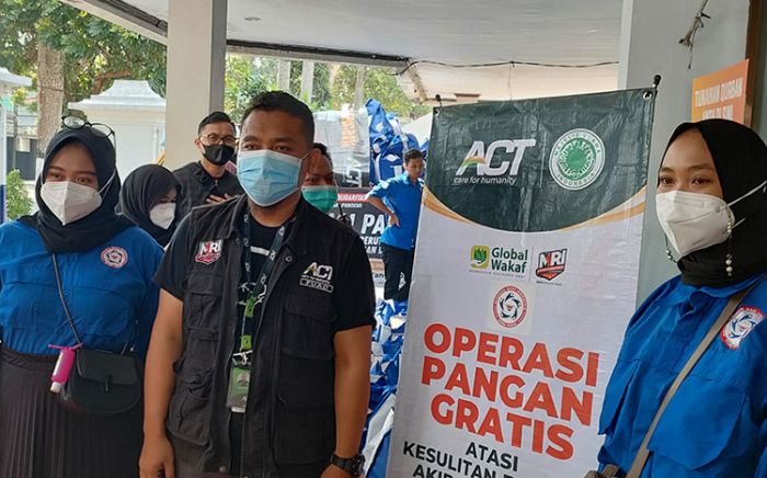 Kolaborasi dengan GenBI, ACT Kediri Salurkan Ratusan Paket Sembako kepada Warga Terdampak Covid-19 Kolaborasi dengan GenBI, ACT Kediri Salurkan Ratusan Paket Sembako kepada Warga Terdampak Covid-19