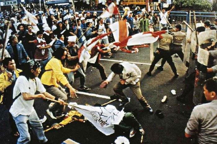 Penyebab Kerusuhan 1998 yang Tewaskan Mahasiswa Universitas Trisakti Penyebab Kerusuhan 1998 yang Tewaskan Mahasiswa Universitas Trisakti